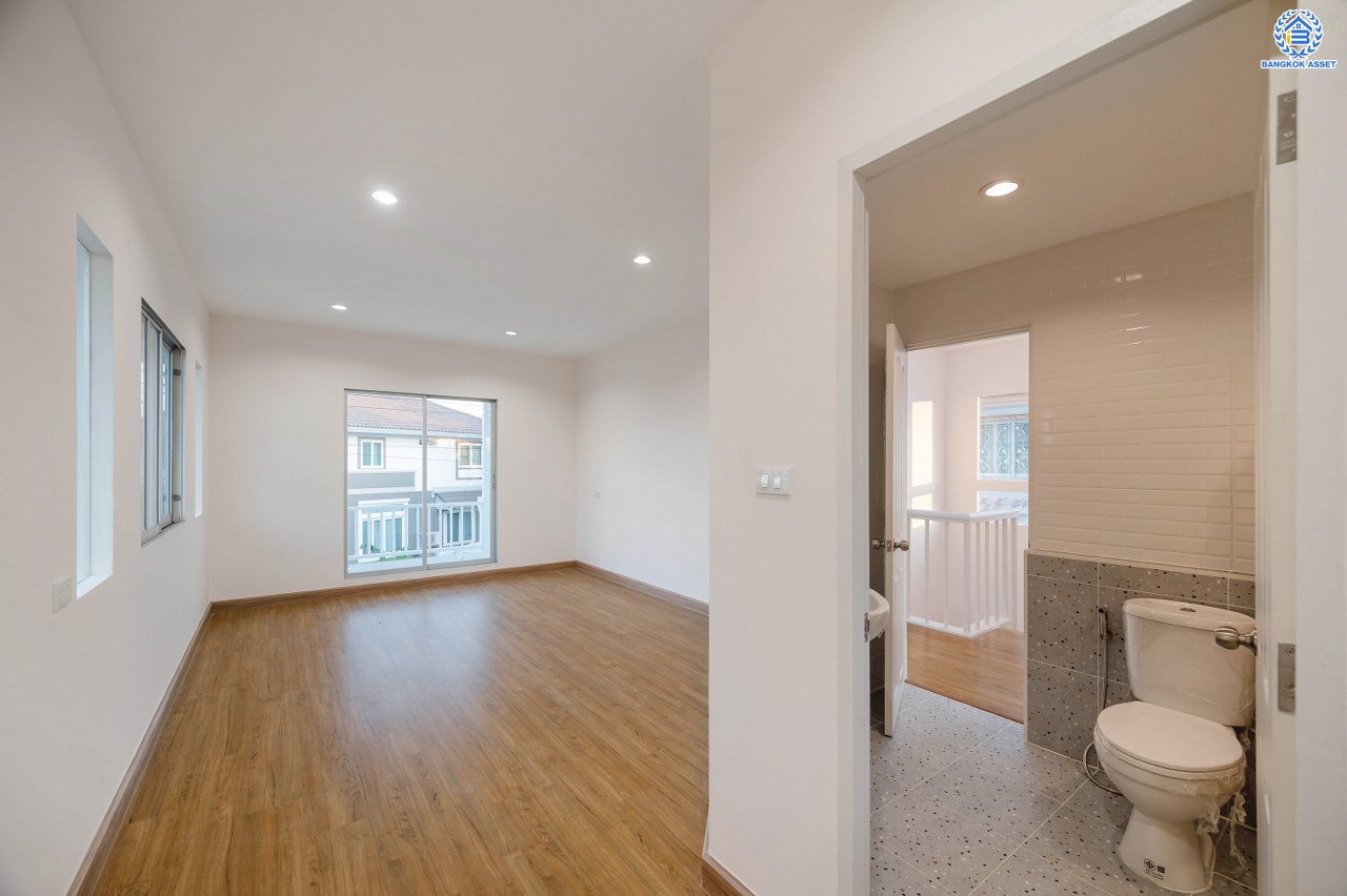 บ้านมือสองตกแต่งใหม่ โครงการ พฤกษ์ลดา พุทธสาคร หลังมุม เนื้อที่ 64 ตร.ว. ฟังก์ชัน 3 ห้องนอน 2 ห้องน้ำ 2 ที่จอดรถ สภาพแวดล้อมโครงการร่มรื่น บนทำเลเดินทางสะดวก ติดถนนพุทธสาคร เชื่อมต่อถนนเพชรเกษม ถนนพุทธมณฑลสาย4 ถนนบรมราชชนนี ใกล้รถไฟฟ้าสายสีน้ำเงิน "สถานีหลักสอง"